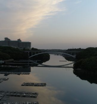賢島大橋の夕景ポイント（鏡面反射）